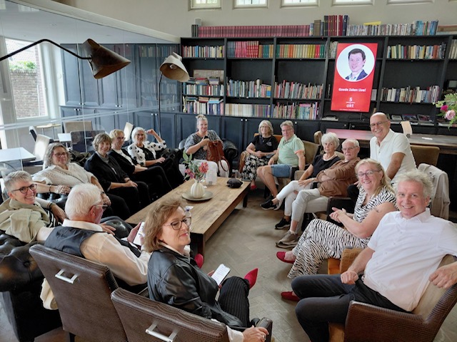 Lekker naborrelen in societeit